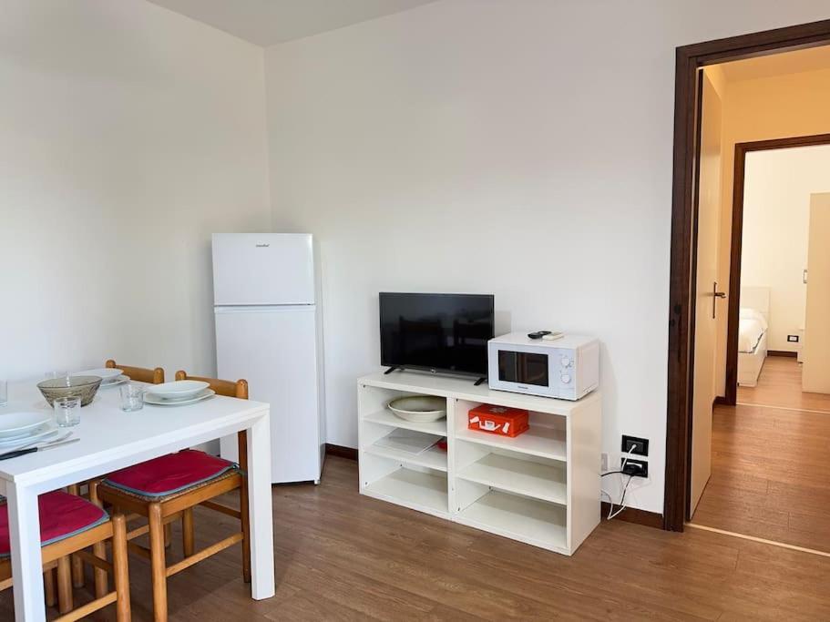 5' From Punta Gro Beach With Free Swimming Pool Sirmione Zewnętrze zdjęcie